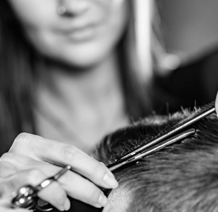 NOUMÉA - LOU PROTHESISTE CAPILLAIRE 3 NOUMÉA - LOU PROTHESISTE CAPILLAIRE image hairstylist man remplacement capillaire