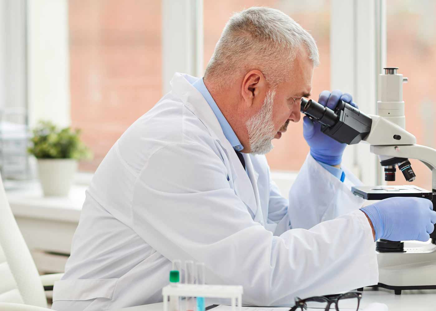 perte_cheveux_homme_dermatologue calvitie pratiquer une examen par un dermatologue